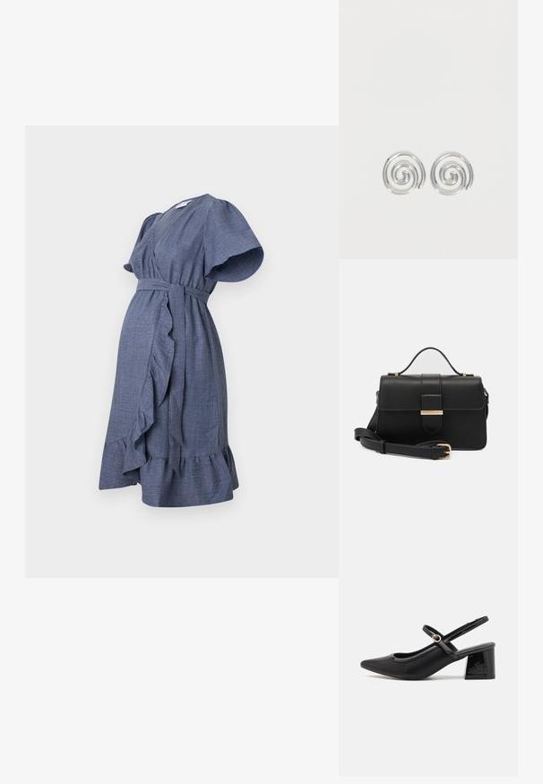 Blaues Wickelkleid aus strukturiertem Stoff mit kurzen Rüschensäumen, einem taillierten Bund und einem ausgestellten Saum mit Rüschendetail.; Schwarze Lackleder-Slingback-Absätze mit spitzer Zehenform, einem runden Ausschnitt-Design und einem Blockabsatz. Mit einem goldfarbenen Schnallenakzent.; Schwarze Lederhandtasche mit goldenen Metallakzenten, rechteckige Form, Klappenverschluss, verstellbarer Schultergurt, glatte Textur, minimalistisches Design.; Paar silberne Spiral-Creolen mit glattem, rundem Design auf einfachem weißem Hintergrund.