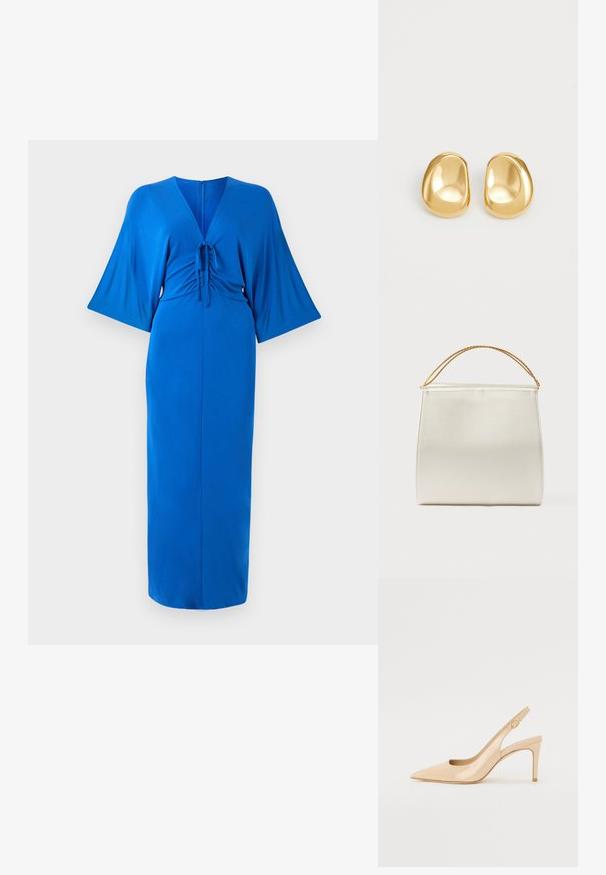Lang blå kjole i glat stof, med V-hals, flagrende ærmer og en indsnævret talje med en bindedetalje. Lynlås lukning bagpå.; Nude patenteret læder slingback hæl med spidse tæer, åben vamp og en tynd stiletto hæl. Har et cirkulært guldfarvet element på remmen.; Struktureret taske i satinfinish, cremefarvet, med en kæde til skulderrem. Har en flad, glat tekstur og rene syninger.; Guldfarvede stud øreringe med en glat, rund form og en reflekterende overflade, der fremhæver et minimalistisk design uden synlige mønstre.