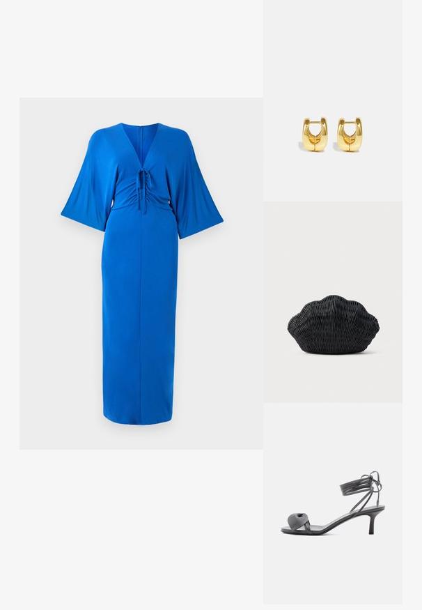 Langes blaues Kleid aus glattem Stoff, mit V-Ausschnitt, schwingenden Ärmeln und einer taillierten Taille mit einem Bindeband. Reißverschluss hinten.; Graue Leder-Pumps mit Absatz, verknotetem Riemen über den Zehen und Wickelriemen um den Knöchel auf schlankem, mittelhohem Absatz vor weißem Hintergrund.; Schwarze Korbtasche in Muschelform mit gebogenem Oberteil und gewebter Textur auf einfarbigem Hintergrund.; Goldene Creolen mit einem schlanken, abgerundeten Design. Sie verfügen über eine hohle Mitte und eine glänzende Oberfläche, die moderne Stile ergänzen.