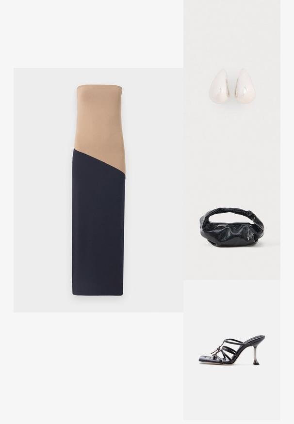 Strapless, aansluitende jurk met een beige top en een donker marineblauwe onderkant, met een diagonale naaddetail, gemaakt van een gladde, elastische stof.; Zwarte sandaal met hoge hak en bandjes, met een vierkante neus en een dunne naaldhak, voorzien van overlappende bandjes en een knoopdetail op het bovenwerk.; Zwarte tas van glanzend, textuur materiaal met een ronde, gedraaide handgreep en een ritsluiting. Heeft een zacht, gekreukt ontwerp.; Zilveren metalen druppeloorbellen met een gladde, reflecterende oppervlakte en een druppelvorm, voorzien van een naadloos ontwerp en zonder zichtbare versieringen.