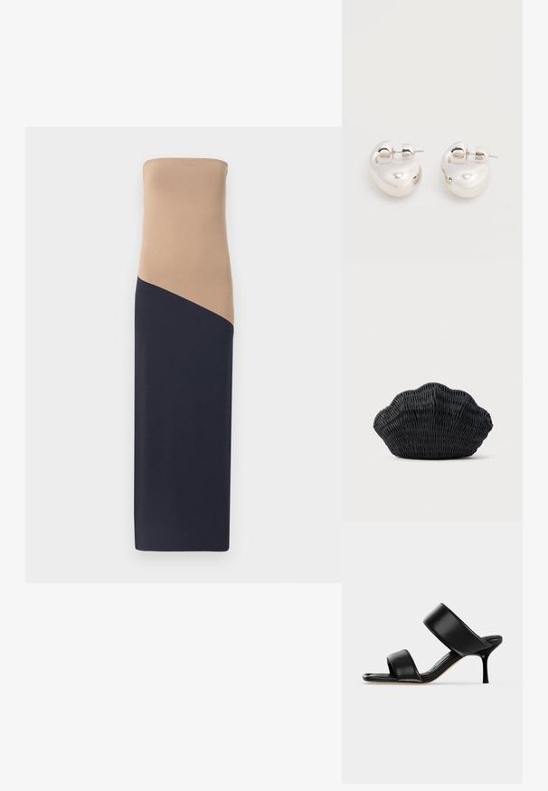 Strapless, tætsiddende kjole med en beige top og en mørkeblå bund, der har en diagonal sømdetalje, lavet af et glat, strækbart stof.; Sort læder mule sandal med to brede remme og en slank mellemhøj stiletthæl på en ensartet lys baggrund.; Sort flet håndtaske formet som en muslingeskal med en buet top og flettet tekstur på en ensfarvet baggrund.; Par af skinnende sølv store øreringe med lukning på bagsiden mod en ensfarvet hvid baggrund.