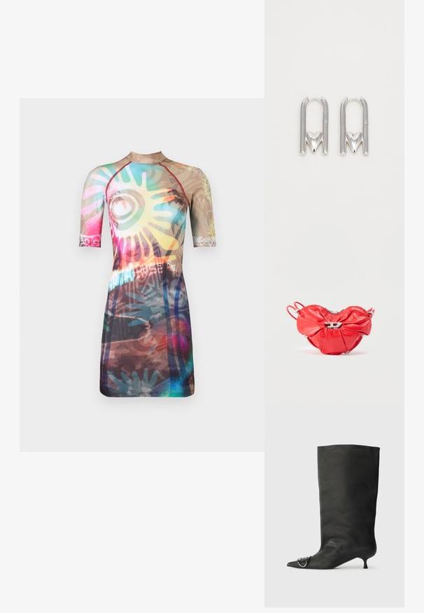 Paolina Russo MINI DRESS - Φόρεμα από ζέρσεϊ - acid borwn; Μαύρη δερμάτινη μποτάκι στον αστράγαλο με μυτερή μύτη, μικρό τακούνι και μεταλλική λεπτομέρεια στη μύτη. Λείος, ματ υφή σε όλη την επιφάνεια.; Κόκκινη δερμάτινη τσάντα χειρός με σχήμα καρδιάς, σχεδιασμό με πιέτες, ασημένιο φερμουάρ και έντονο μεταλλικό λογότυπο στο εμπρόσθιο μέρος.; Ασήμι ασημένια σκουλαρίκια σε σχήμα U με μια καρδιά στη βάση, λεία υφή και γυαλιστερό φινίρισμα.