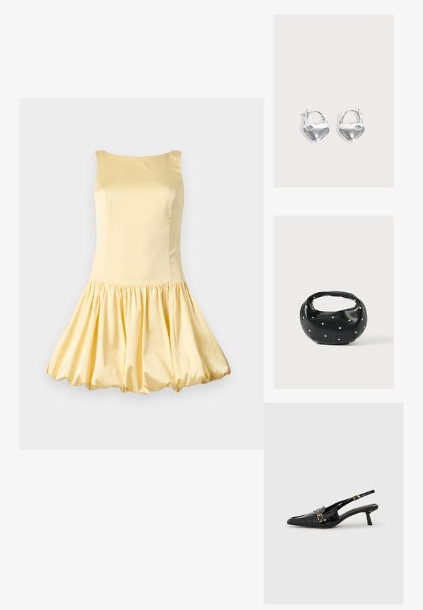 Robe sans manches jaune en tissu lisse, présentant un corsage ajusté et une jupe évasée froncée pour une forme de ballon.; Escarpins slingback en cuir verni noir avec bout pointu, texture crocodile, accents de boucles dorées et talon bas.; Sac à main en cuir noir de forme arrondie, décoré de clous argentés et équipé d'une poignée courte. Texture lisse et fermeture éclair.; Paire de boucles d’oreilles créoles en forme de cœur argentées brillantes avec petits détails de serrure sur un fond clair uni.