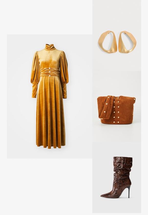 Mosterdgele fluwelen jurk met een hoge hals, opgezette lange mouwen en een verzamelde taille met drie decoratieve knopen. Vloerlange ontwerp.; Bruine laarzen van leer met slangenhuidenpatroon, slouchy ontwerp, met een spitse neus en hoge slanke zwarte stilettohak op een witte achtergrond.; Bruine suède schoudertas met een brede schouderband, voorzien van goudkleurige metalen studs die in een verticale patroon op de voorkant en zijkanten zijn gerangschikt.; Een paar onregelmatige, asymmetrische gouden oorringen met een gladde, matte afwerking op een neutrale achtergrond.