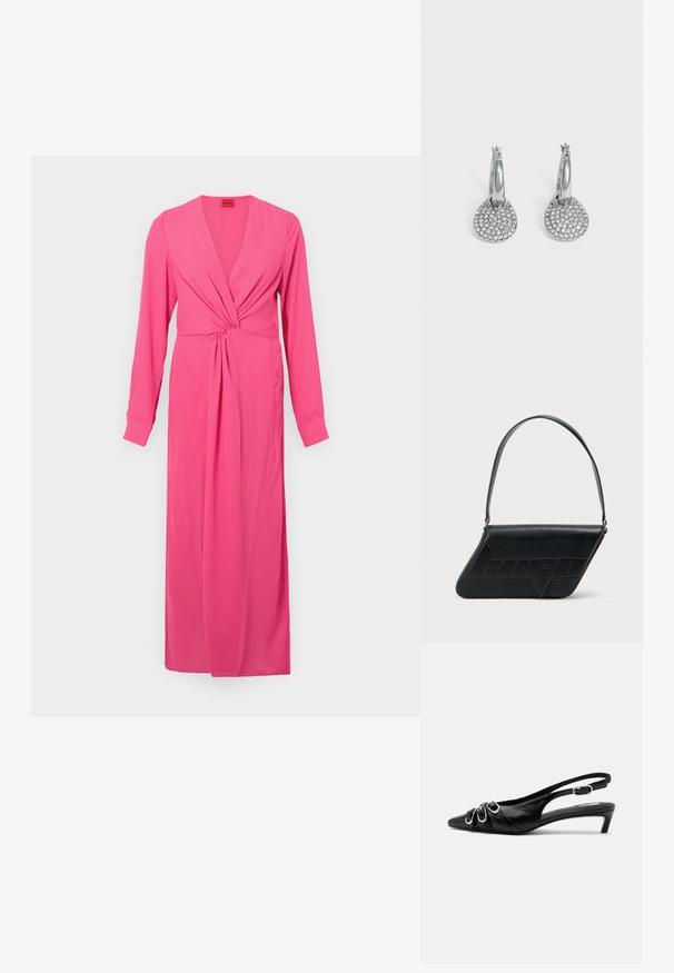 Vestido rosa de manga larga con escote en V profundo, detalle a modo de torción en la cintura y una silueta alargada que llega hasta el suelo. Textura de tela suave.; Zapato slingback de cuero negro con punta puntiaguda, tres hebillas plateadas en la parte delantera y tacón bajo tipo «kitten» sobre fondo blanco.; Bolso de hombro de cuero negro con forma triangular, logo en relieve y una sola correa ajustable. Diseño minimalista con textura suave.; Pendientes de aro plateados con colgantes redondos y planos incrustados con pequeños cristales transparentes sobre un fondo claro y liso.