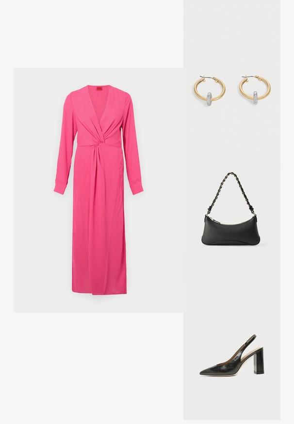 Roze jurk met lange mouwen en een diepe V-hals, met een geplooide twistdetail in de taille en een vloerlange, gestroomlijnde silhoeet. Gladde stoftextuur.; Zwarte leren slingback schoen met spits toelopend neusje, hoge blokhak en beige binnenvoering tegen een effen lichte achtergrond.; Zwarte lederen schoudertas met een gebogen rechthoekige vorm, gouden ketting verweven in een gevlochten zwarte band, en een ritssluiting bovenop.; Paar goudkleurige creolen met kleine zilverkleurige lusdetail op elk, weergegeven tegen een lichtgrijze achtergrond.