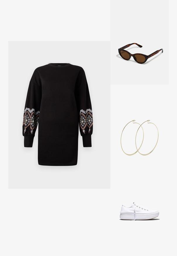 Schwarzes Sweatkleid mit langen, bauschigen Ärmeln, die mit aufwändigen mehrfarbigen Stickereien an den Bündchen verziert sind. Weicher Stoff, Rundhalsausschnitt.; Weißer Canvas-Sneaker mit niedrigem Schnitt, dicker Plateau-Sohle, vorderer Schnürung und rauer Gummikappe an der Spitze, aus seitlicher Ansicht gezeigt.; Braune Schildpatt-Sonnenbrille mit einer Vintage-Cat-Eye-Form und braunen Gläsern. Verfügt über gebogene Bügel mit roten Akzenten.; Pilgrim Ohrringe - gold-coloured