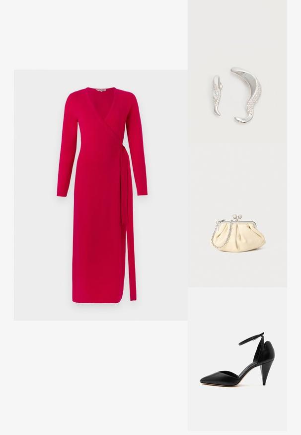 Diane von Furstenberg ASTRID WRAP DRESS - Hverdagskjole - pink; Sort læder højhælet sko med spids tå, ankelrem og kegleformet hæl på hvid baggrund.; Plisseret beige læderclutch med en sølvmetalramme, der har to runde dekorative låse og en sølvkædetrasporte.; To buede sølvøreringe, en større end den anden, begge prydet med små funklende krystaller langs den ene kant.