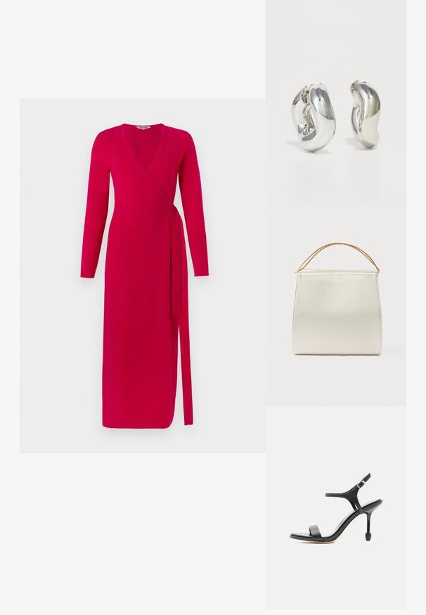 Diane von Furstenberg ASTRID WRAP DRESS - Freizeitkleid - pink; Schwarze hochhackige Sandale aus Leder mit dünnen Riemen, offenem Zehenbereich und verstellbarer Schnalle am Knöchel, vor einem schlichten weißen Hintergrund präsentiert.; Strukturierte Handtasche mit Satin-Finish in Cremefarbe, mit einer Ketten-Schulterriemen. Verfügt über eine flache, glatte Textur und saubere Nähte.; Silberne skulpturale Ohrringe mit glatten, geschwungenen Formen und reflektierenden Oberflächen. Sie verfügen über ein geschlossenes Ringdesign und eine ausgeprägte organische Form.