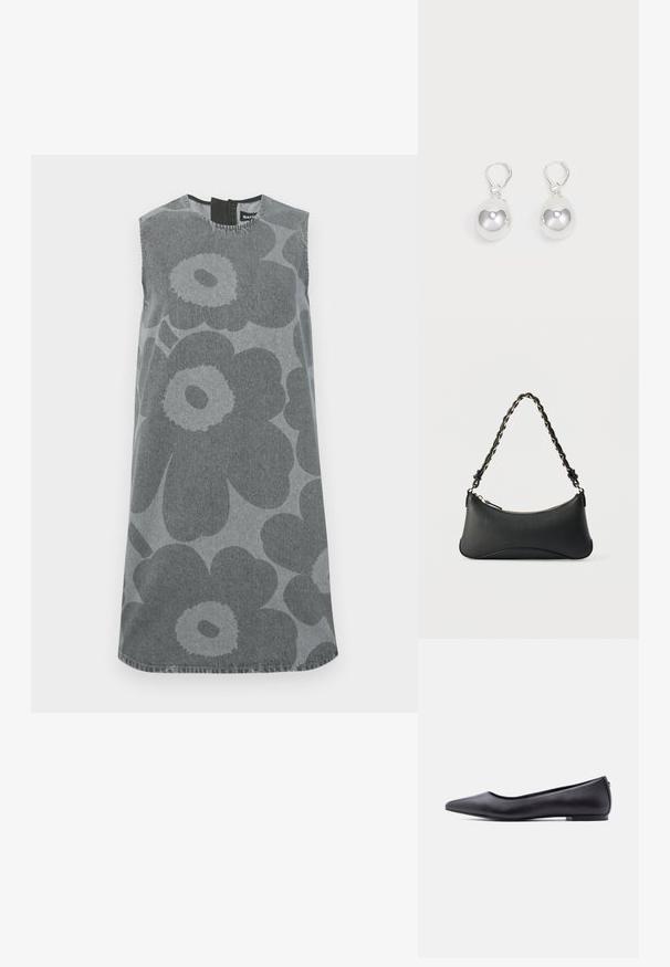 Vestido sin mangas en denim gris con grandes estampados florales en gris oscuro. Escote redondeado con una abertura en la espalda en forma de llave y silueta recta.; Zapato plano de cuero negro con punta puntiaguda y tacón bajo, mostrado de perfil contra un fondo blanco.; Bolso de hombro de cuero negro con forma rectangular curvada, cadena dorada entrelazada en una correa negra trenzada y cierre superior con cremallera.; Pendientes de plata en forma de gota con superficies redondas y reflectantes colgando de cierres de palanca. El fondo es blanco liso.