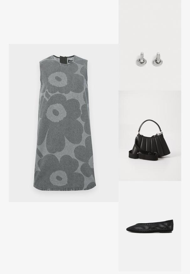 Ärmelloses Kleid aus grauem Denim mit großen dunkelgrauen Blumenmustern. Rundhalsausschnitt mit einer Schlüsselöffnung im Rücken und gerader Silhouette.; Schwarzer Mesh-Flachschuh mit geschlossener Spitze und niedrigem Absatz, mit atmungsaktivem gewebtem Design und dezentem seitlichem Logo.; Schwarze, gefaltete Handtasche mit einem runden Griff, verstellbarem Schulterriemen und glänzender Textur. Verfügt über silberne Hardware und eine strukturierte Silhouette.; Paar kleine, glänzende silberne Creolen mit rundem Sockel, auf einfachem hellem Hintergrund präsentiert.