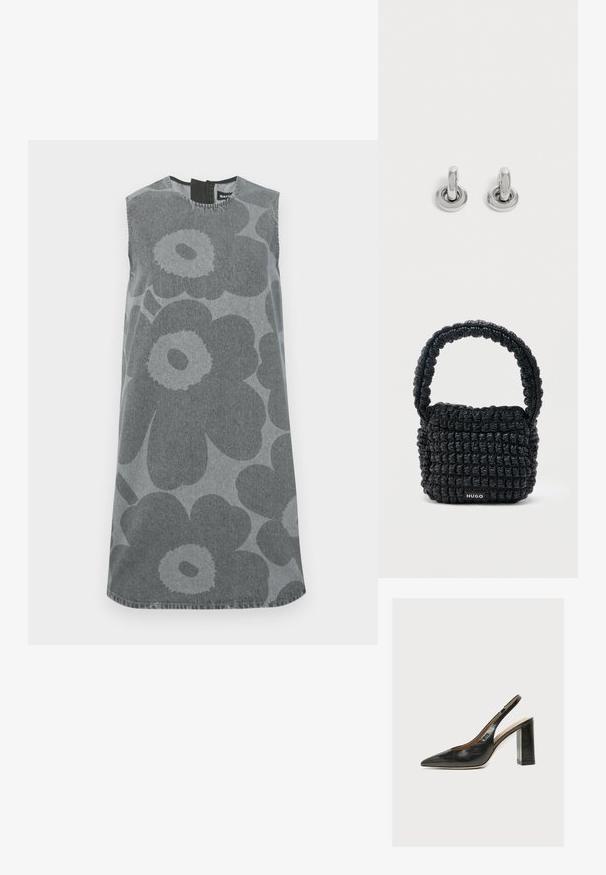 Ärmelloses Kleid aus grauem Denim mit großen dunkelgrauen Blumenmustern. Rundhalsausschnitt mit einer Schlüsselöffnung im Rücken und gerader Silhouette.; Schwarzer Leder-Damenslingback-Schuh mit spitzer Zehenpartie und dickem hohem Blockabsatz vor weißem Hintergrund.; Kleine schwarze gesteppte Handtasche mit kurzem, gepolstertem Henkel und "HUGO"-Label auf der Vorderseite, vor einem schlichten hellen Hintergrund präsentiert.; Paar kleine, glänzende silberne Creolen mit rundem Sockel, auf einfachem hellem Hintergrund präsentiert.