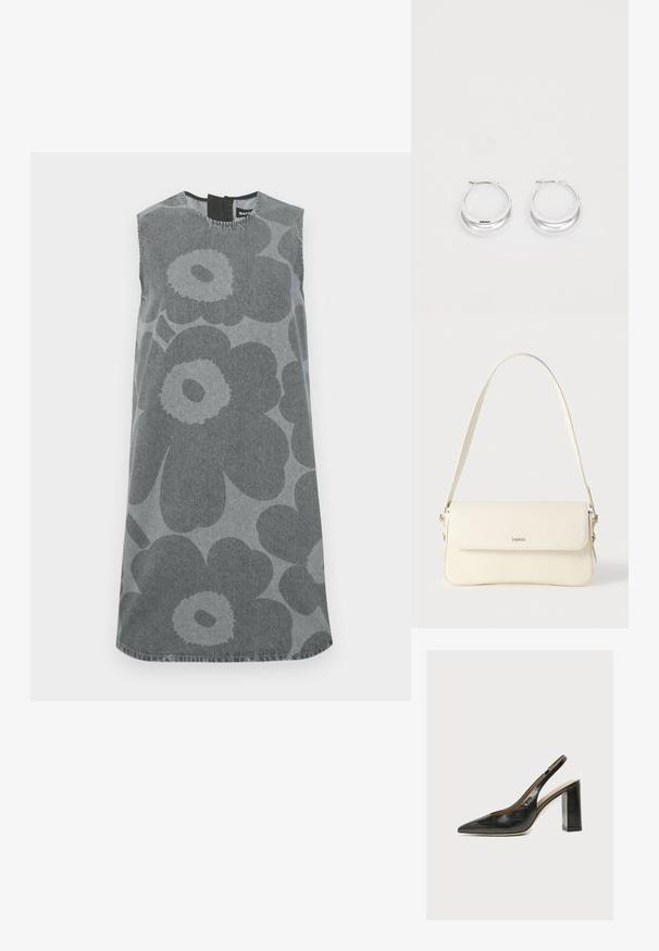 Mouwloze jurk in grijze denim met grote donkergrijze bloemmotieven. Ronde halslijn met een keyhole opening op de rug en een rechte pasvorm.; Zwarte leren dames slingbackpumps met spitse neus en dikke hoge blokhak op witte achtergrond.; Schoudertas van crèmegekleurd leer met een klepafsluiting, zilverkleurige hardware, een enkele verstelbare riem en subtiele logodetails.; Zilveren creolen met een gepolijste afwerking en DKNY-branding, weergegeven tegen een effen witte achtergrond.