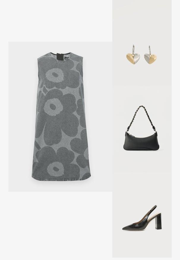 Ärmelloses Kleid aus grauem Denim mit großen dunkelgrauen Blumenmustern. Rundhalsausschnitt mit einer Schlüsselöffnung im Rücken und gerader Silhouette.; Schwarzer Leder-Slingback-Schuh mit spitzer Kappe, hohem Blockabsatz und beigegefüttertem Innenraum vor hellem, einfarbigem Hintergrund.; Schwarze Lederschultertasche mit gewölbter rechteckiger Form, goldener Kette, die in den geflochtenen schwarzen Riemen eingewebt ist, und Reißverschlussverschluss oben.; Paar herzförmiger Ohrringe mit zweifarbigem Design, eine Hälfte in Gold und die andere in Silber, an silbernen Haken.
