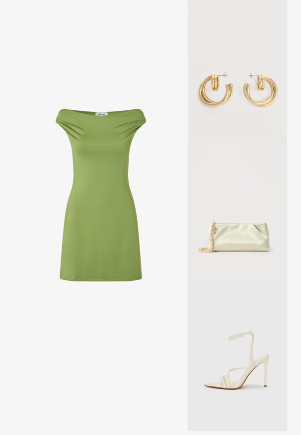 Groene off-the-shoulder jurk van zacht, rekbaar materiaal. Eenvoudig ontwerp, aansluitende snit en middellange lengte tot de bovenbenen. Glad textuur.; Beige sandalen met hoge hak en een puntige neus, voorzien van drie voorste bandjes en een dunne enkelband met een gesp. Gladde textuur, minimalistisch ontwerp.; Zacht lichtgroene satin clutch tas met gouden en kristallen kettingriem, rechthoekige vorm met zachte plooien op een effen achtergrond.; Set glanzende gouden dubbele lus oorbellen met stekertjes op een witte achtergrond.