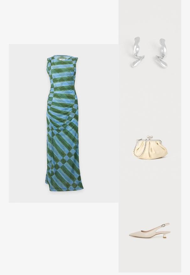 Robe longue sans manches avec détails froncés, présentant de larges rayures diagonales bleues et vertes formant un motif à carreaux.; Chaussure slingback beige à bout pointu avec un petit talon kitten et une boucle latérale réglable sur fond blanc uni.; Pochette en cuir beige plissé avec un cadre en métal argenté, dotée de deux fermoirs ronds décoratifs et d'une chaîne en argent.; Paire de boucles d'oreilles en métal argenté brillant de forme abstraite sur un fond blanc uni.