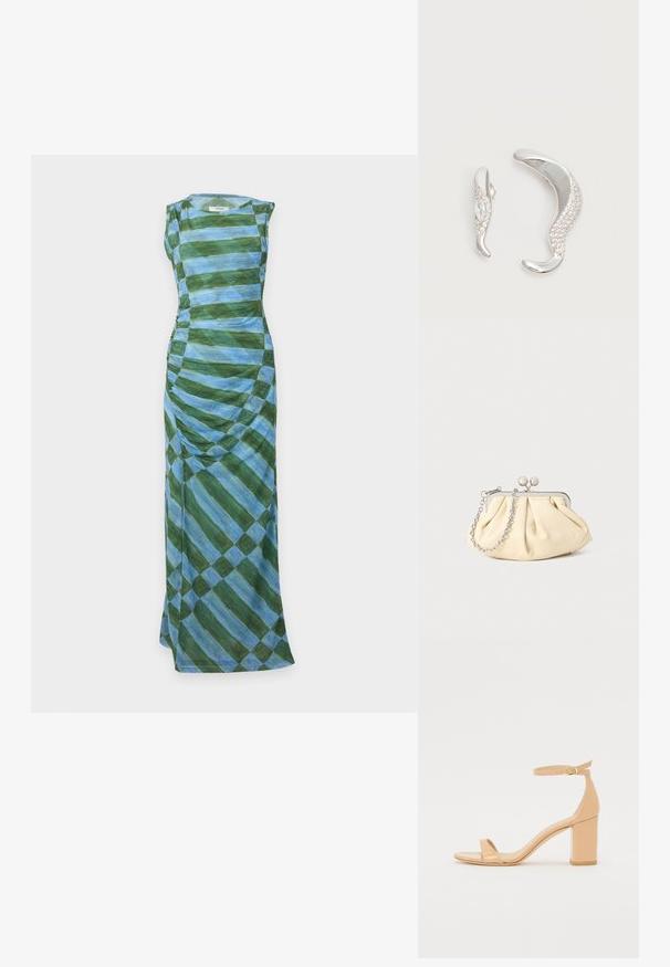 Robe longue sans manches avec détails froncés, présentant de larges rayures diagonales bleues et vertes formant un motif à carreaux.; Sandales à talons en cuir verni nude avec un orteil carré, une sangle à la cheville et un talon bloc chunky. Texture lisse et détails de design minimalistes.; Pochette en cuir beige plissé avec un cadre en métal argenté, dotée de deux fermoirs ronds décoratifs et d'une chaîne en argent.; Deux boucles d'oreilles argentées courbées, l'une plus grande que l'autre, toutes deux ornées de petits cristaux scintillants le long d'un bord.