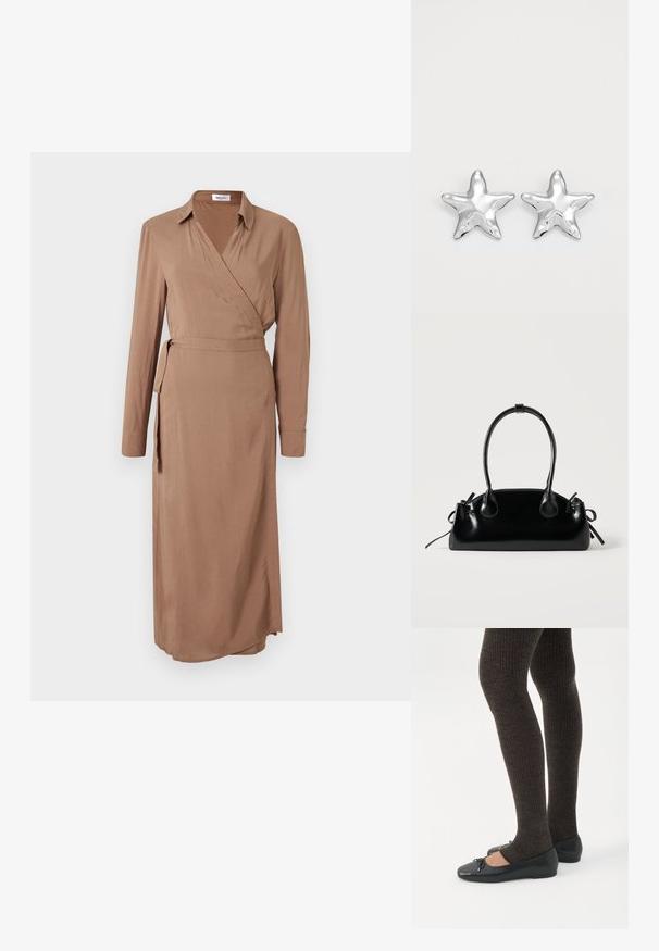 Lang, brun omslagskjole lavet af blødt stof, med krave, lange ærmer, en båndet talje og en sideslids for ekstra design.; Ben iført mørke ribbede leggings kombineret med sorte balletsko med små sløjfedetaljer på hvid baggrund.; Lille sort blank håndtaske med to lange håndtag og snøre-detaljer i siden på en ensfarvet lys baggrund.; Sølvstjernede øreringe med en poleret, blank overflade. Hver ørering har fem spidser og subtile teksturdetaljer på overfladen.