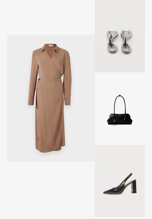 Lang, brun omslagskjole lavet af blødt stof, med krave, lange ærmer, en båndet talje og en sideslids for ekstra design.; Sort læder peep-toe slingback sko med høj blokhæl og beige indvendig foring mod en ensfarvet lys baggrund.; Sort skuldertaske i krokodillelæder med lange stropper og lille sølvlogo-charm på den ene strop.; Par af sølvtonede metale øreringe med abstrakt sammenflettet løbedesign på hvid baggrund.