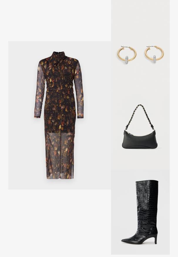 Langärmliges, transparentes Kleid mit floralem Muster in dunklen Tönen, das einen hohen Ausschnitt und Raffung entlang des Körpers für eine taillierte Silhouette aufweist.; Schwarze kniehohe Stiefel mit glänzender, krokodilgeprägter Textur, spitzer Zehenpartie und schmalem Absatz. Glattes synthetisches Material.; Schwarze Lederschultertasche mit gewölbter rechteckiger Form, goldener Kette, die in den geflochtenen schwarzen Riemen eingewebt ist, und Reißverschlussverschluss oben.; Paar goldfarbene Creolen mit kleinem silberfarbenem Schlaufen-Detail an jeder, vor hellem grauem Hintergrund präsentiert.