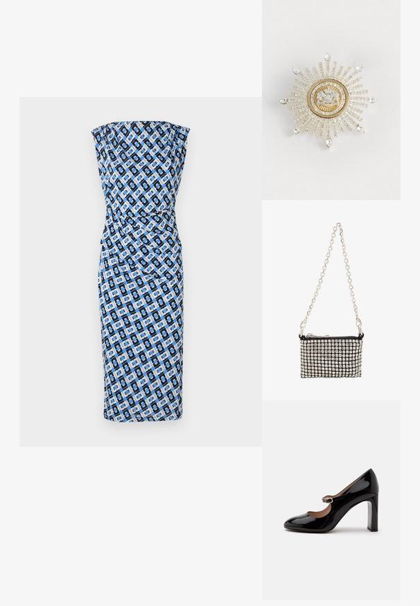 Tailliertes, trägerloses Kleid in Schwarz, Blau und mit geometrischem Muster in Weiß. Glatter Stoff mit gerafftem Design an der Taille. Knielanger Stil.; Schwarzer Mary Jane Lackleder-Pumps mit rundlicher Spitze und kleinem Schnallenriemen über dem Spann vor weißem Hintergrund.; Schwarze Umhängetasche, verziert mit glänzenden silbernen Strasssteinen, mit einem silbernen Kettenriemen und einem Reißverschluss an der Oberseite.; Gold- und Silberbrosche in Form einer Sonnenblende, mit einem zentralen klaren Edelstein und strahlenden Reihen kleiner klarer Kristalle, ergänzt durch tropfenförmige Akzente.