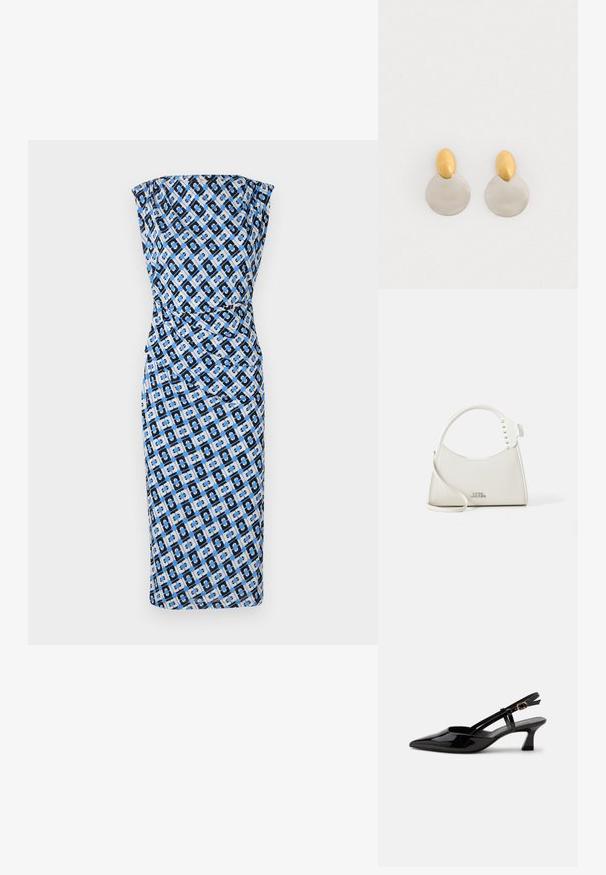 Strak aansluitende, strapless jurk in zwart, blauw en wit met een geometrisch patroon. Soepele stof met een geplooid ontwerp bij de taille. Jurk tot op de knie.; Zwarte lakleren slingback kitten heel schoen met spitse neus en verstelbare gouden gespsluiting op een witte achtergrond.; Witte leren handtas met een gebogen vorm, versierd met kleine witte studs langs het handvat. Beschikt over een lange schouderband en een reliëflogo aan de voorkant.; Gouden en zilveren metalen oorbellen met een ronde schijfbasis en een ovale bovenstuk, gladde textuur en gepolijste afwerking.