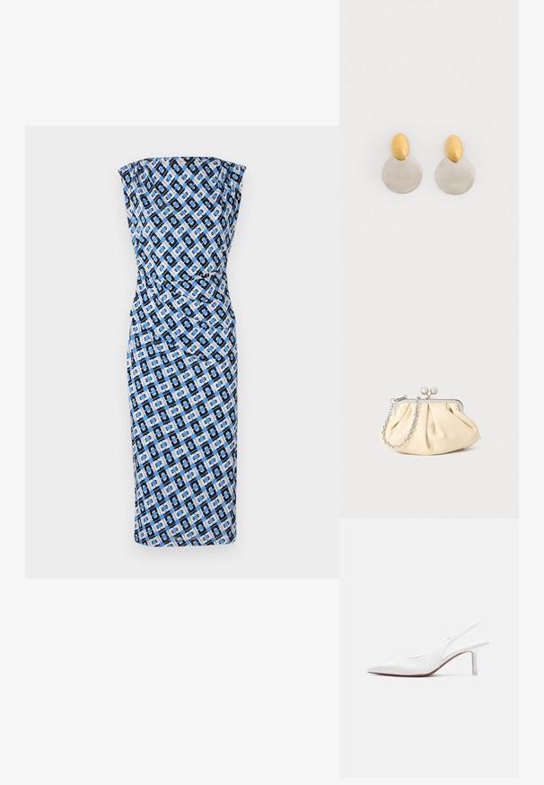 Tætsiddende, stropløs kjole i sort, blå og hvid geometrisk mønster. Glat stof med en rynket design ved taljen. Knælængde stil.; Hvid læder slingback damesko med spids tå, lav kittenhæl og lille dekorativ sløjfe på toppen, vist i sideprofil.; Plisseret beige læderclutch med en sølvmetalramme, der har to runde dekorative låse og en sølvkædetrasporte.; Guld- og sølvmetalløreringe med en rund skivebund og et ovalt topstykke, glat tekstur og poleret finish.