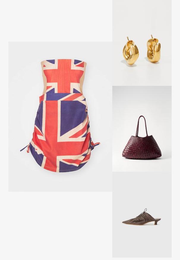 Robe sans bretelles présentant un imprimé Union Jack en rouge, blanc et bleu. Elle a des côtés froncés avec des liens et un design de corsage ajusté.; Mule en cuir marron avec un bout pointu, texture froncée, petit talon et un accent de cordon de serrage à l'ouverture. Fini lisse.; DRAGON DIFFUSION SANTA CROCE BIG - Sac à main - bordo; Boucles d'oreilles créoles en or massif avec un design tubulaire légèrement tordu et des fermoirs à tige sur un fond blanc.