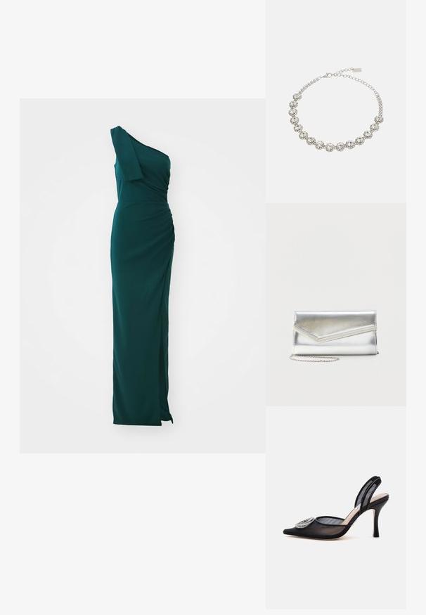 Einseitiges, langes Kleid in smaragdgrün mit Raffung und Seitenschlitz. Hergestellt aus glattem Stoff, mit einem taillierten Oberteil und schwingendem Rock.; Schwarzer Netz Slingback-Schuh mit hohem Absatz, spitzer Spitze und dekorativer silberner Strass-Schnalle vorne.; Glänzende silberne Clutch mit Umschlagklappe und dekorativem Besatz, kleiner silberner Kettenriemen, auf einfachem hellem Hintergrund.; sweet deluxe NECKLACE CAROLIN - Halskette - silver-coloured
