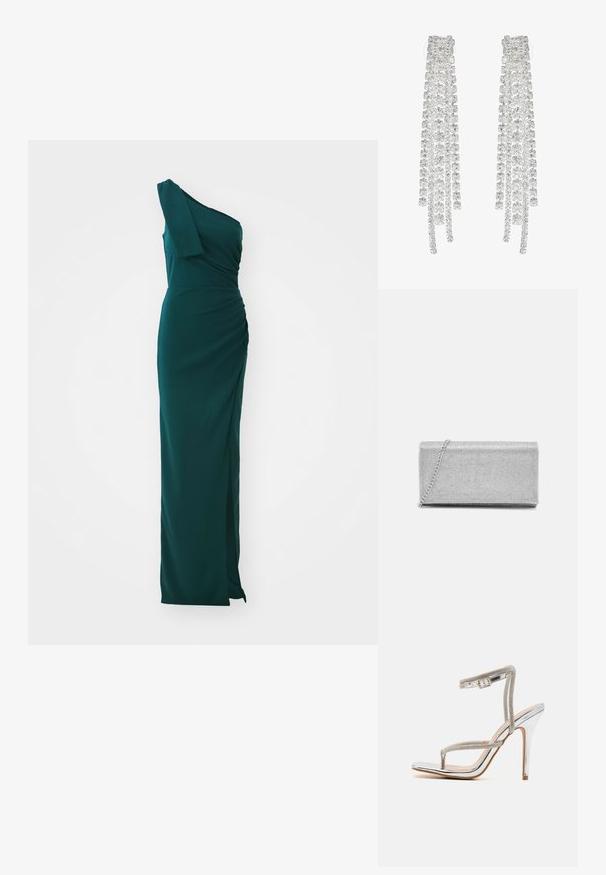 Einseitiges, langes Kleid in smaragdgrün mit Raffung und Seitenschlitz. Hergestellt aus glattem Stoff, mit einem taillierten Oberteil und schwingendem Rock.; RAID RORY - High Heel Sandalette - silver; Silberne metallische Clutch-Tasche mit gewebtem Mesh-Design, rechteckiger Form und einer Kettenriemen zum Tragen. Glatte Textur und polierte Oberfläche.; Lange silberne Ohrringe mit einer Vielzahl von klaren, facettierten Kristallen in kaskadierenden Strängen unterschiedlicher Längen und Formen.