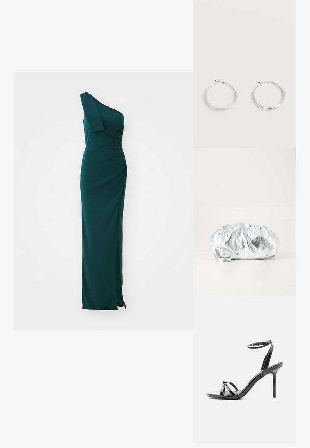 Einseitiges, langes Kleid in smaragdgrün mit Raffung und Seitenschlitz. Hergestellt aus glattem Stoff, mit einem taillierten Oberteil und schwingendem Rock.; Schwarze Sandale aus Lackleder mit hohen Absätzen, dünnen Riemen über den Zehen und einem Knöchelriemen mit Schnalle auf weißem Hintergrund.; Metallisch silberne Clutch-Tasche mit einem weichen, gerafften Körper und einem dünnen Schultergurt. Sie verfügt über eine glatte, glänzende Textur und eine abgerundete Form.; Silberne Metallcreolen mit glatter, leicht gebogener Oberfläche und Klappverschluss vor schlicht weißem Hintergrund.