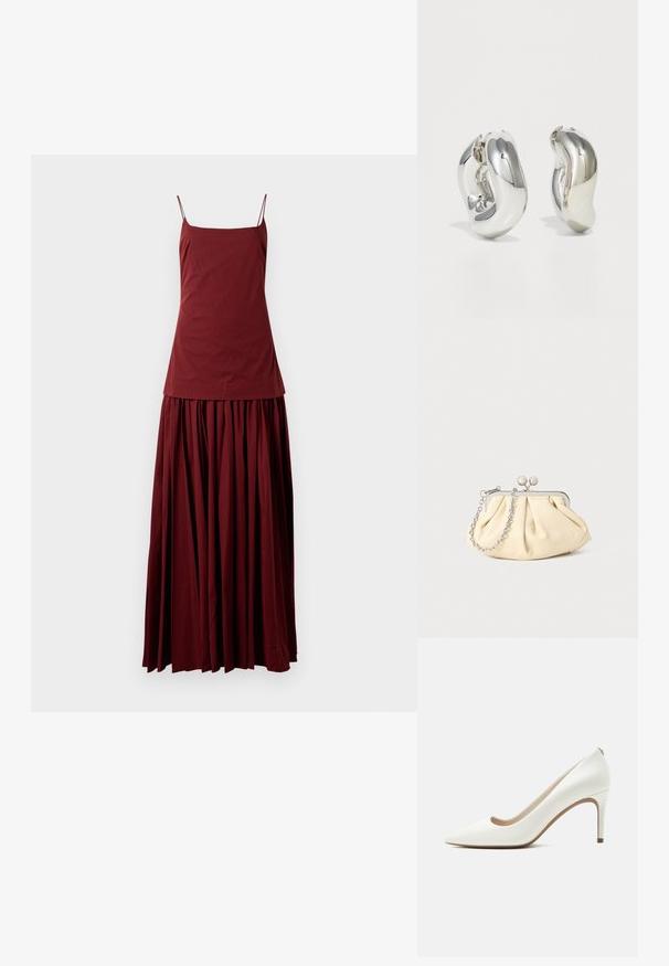 Ærmeløs maroon kjole med en tætsiddende top og en svajende, plisseret nederdel. Lavet af letvægtsstof, har den tynde spaghettistropper.; Hvidt læder spidst stiletto hæl med slank høj hæl og glat finish, vist fra siden på en ensartet lys baggrund.; Plisseret beige læderclutch med en sølvmetalramme, der har to runde dekorative låse og en sølvkædetrasporte.; Sølvskulpturelle øreringe med glatte, buede former og reflekterende overflader. Har et lukket hoop-design og en markant organisk form.