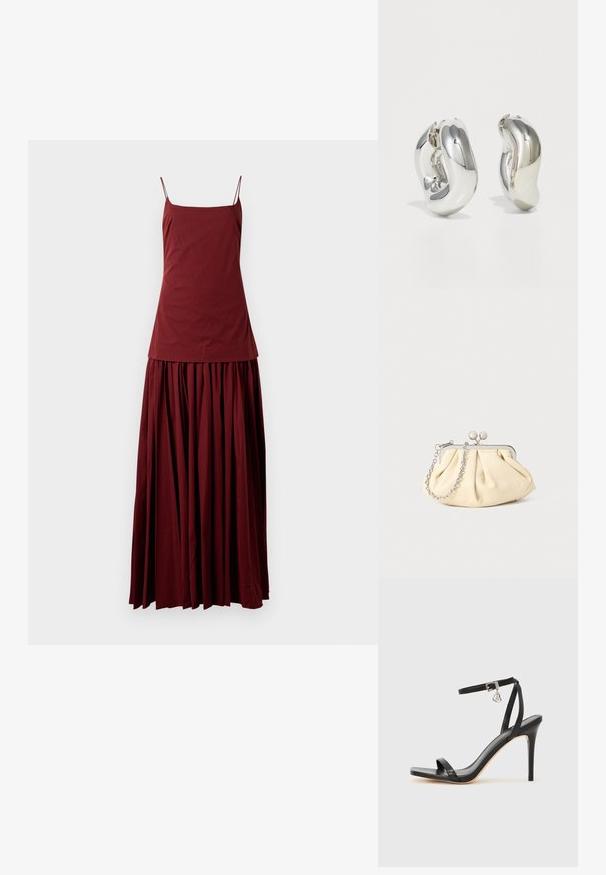 Ærmeløs maroon kjole med en tætsiddende top og en svajende, plisseret nederdel. Lavet af letvægtsstof, har den tynde spaghettistropper.; Sort hæl-sandal med smal ankrem, firkantet tå-boks, glat lædermateriale og metalspænde som pynt.; Plisseret beige læderclutch med en sølvmetalramme, der har to runde dekorative låse og en sølvkædetrasporte.; Sølvskulpturelle øreringe med glatte, buede former og reflekterende overflader. Har et lukket hoop-design og en markant organisk form.