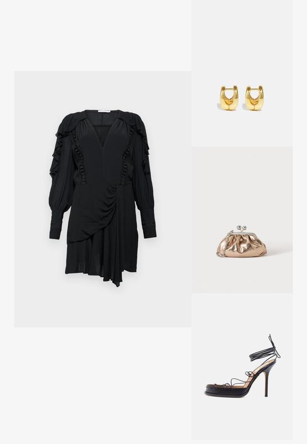 Sort kjole med flæser på ærmerne, dyb V-hals og asymmetrisk kant. Har teksturerede detaljer langs liv og ærmer. Blødt stof.; Sort højt hælede sandal med tynde læderremme, der vikles omkring foden og anklen, med en spids stilethælhæl.; Lille gylden metalisk clutch taske med sølvspænde og kæderem på ensartet lyst baggrund.; Guld hoops øreringe med et slankt, afrundet design. Har en hul midte og en blank overflade, der komplementerer moderne stilarter.