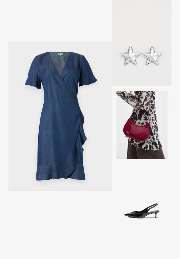 Denim omslagskjole i mørkeblå, med V-hals, korte flæseærmer og en flagrende nederdel med lagdelte detaljer i kanten.; Sorte læder slingback-pumps med spids tå, lav kitten-hæl og rynket detalje på overdelen. Glat tekstur og minimalistisk design.; Kvinde iført en sort- og hvidmønstret bluse, der holder en blank rød skuldertaske mod en ensfarvet baggrund.; Sølvstjernede øreringe med en poleret, blank overflade. Hver ørering har fem spidser og subtile teksturdetaljer på overfladen.