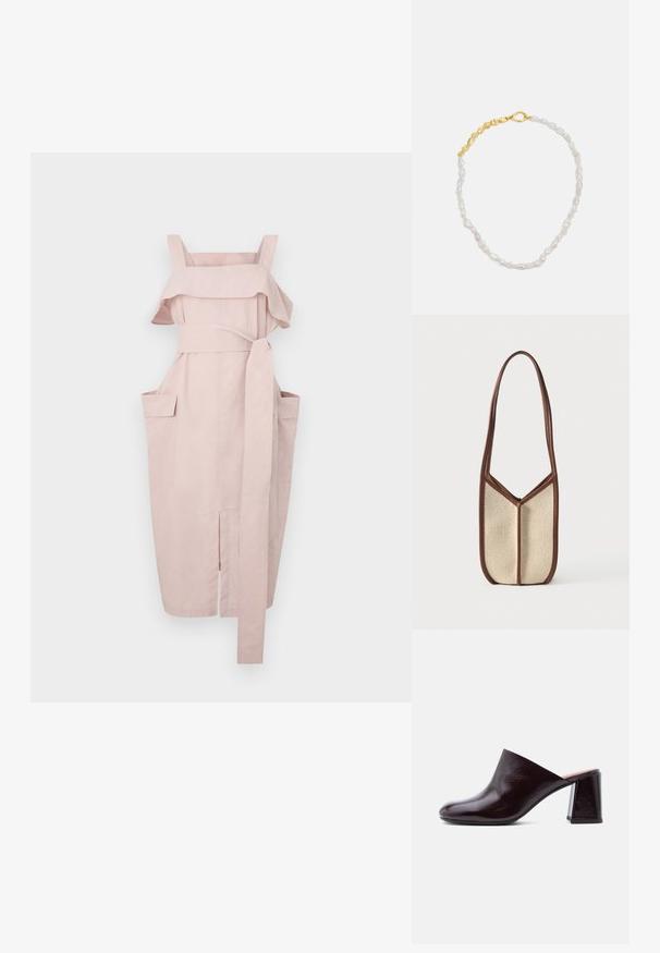 Lys pink kjole med volang-udskæring, brede stropper, bånd i taljen og to sidelommer. Har en lige skæring og slids i kanten.; Mørkebrune lædermules med lukket tå og tyk blokhæl, vist i sideprofil på hvid baggrund.; Beige skuldertaske med tekstur, mørkebrune læderkanter og lang rem, stående oprejst på en ensartet lys baggrund.; Perle halskæde med uregelmæssige hvide barokperler og hardware i guldfarve. Udstyret med en sikker karabinlås til fastgørelse.