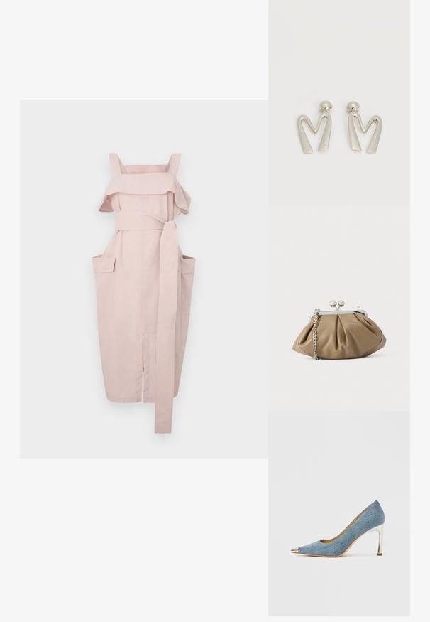 Lys pink kjole med volang-udskæring, brede stropper, bånd i taljen og to sidelommer. Har en lige skæring og slids i kanten.; Denimspids tå-pumpe med en sølvfarvet metaltåhætte og en stilethæl. Har en glat overflade og en buet silhuet.; Læderclutch i blød beige med afrundet form, plisseret tekstur, sølvfarvet kiss-lock lukning og aftagelig kæderem.; Par sølvtonede metaleøreringe formet som den kantede bogstav M med runde fester på en hvid baggrund.