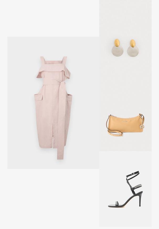 Lys pink kjole med volang-udskæring, brede stropper, bånd i taljen og to sidelommer. Har en lige skæring og slids i kanten.; Sort højhælet sandal med tynd ankelrem, midtfodsrem dekoreret med sølvkædeled og åben tå-design.; Skuldertaske i tanfarvet læder fra Michael Kors med sølvlynlås, tynd justerbar rem og rundt MK-logo vedhæng.; Guld- og sølvmetalløreringe med en rund skivebund og et ovalt topstykke, glat tekstur og poleret finish.
