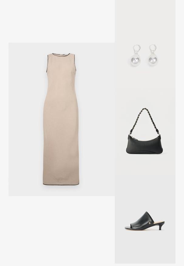 Beige mouwloze maxi-jurk met een zachte textuur, voorzien van een ronde halslijn en subtiele zwarte afwerking langs de randen.; Zwarte leren open teen muiltjes met een lage hak. Heeft een glad oppervlak en een gouden logo accent aan de zijkant.; Zwarte lederen schoudertas met een gebogen rechthoekige vorm, gouden ketting verweven in een gevlochten zwarte band, en een ritssluiting bovenop.; Zilveren druppeloorbellen met gladde, ronde, reflecterende oppervlakken die hangen aan klapring-sluitingen. Achtergrond is puur wit.