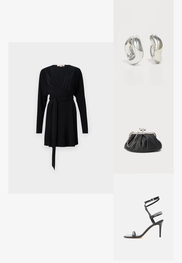 Schwarzes Wickelkleid mit langen Ärmeln, V-Ausschnitt, Gürtelschlaufen in der Taille, glatter Stoff und einem fließenden Saum.; Schwarze Sandalette mit hohem Absatz, schlankem Knöchelriemen, Mittelriemen verziert mit silbernen Kettengliedern und offenem Zehendesign.; Schwarze Leder-Clutch mit geraffter Textur, silberfarbener Metallrahmen, Druckverschluss und Kettenriemen. Glatte, weiche Oberfläche.; Silberne skulpturale Ohrringe mit glatten, geschwungenen Formen und reflektierenden Oberflächen. Sie verfügen über ein geschlossenes Ringdesign und eine ausgeprägte organische Form.