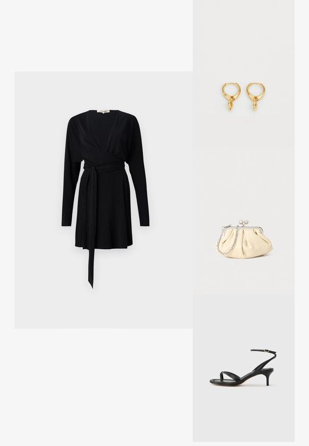 Schwarzes Wickelkleid mit langen Ärmeln, V-Ausschnitt, Gürtelschlaufen in der Taille, glatter Stoff und einem fließenden Saum.; Schwarze Ledersandale für Damen mit dünnen Riemchen, einer Zehenlasche, einer Knöchelschnalle und einem mittelhohen Stöckelabsatz vor neutralem Hintergrund.; Faltige beigefarbene Ledertasche mit einem silbernen Metallrahmen, ausgestattet mit zwei runden dekorativen Verschlüssen und einem silbernen Kettenriemen.; Goldene Creolen mit einer glatten metallischen Oberfläche, die einen tropfenförmigen Anhänger von jeder Creole hängen haben. Einfaches Design mit glänzender Textur.