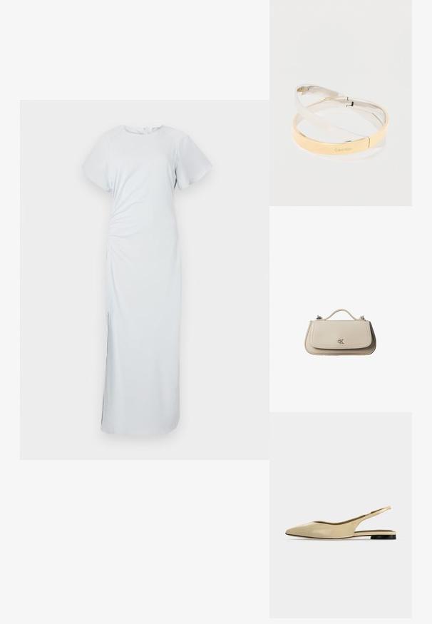 Vestido de azul claro, hasta la rodilla, con escote redondo, mangas cortas y acampanadas, fruncido en los laterales y una sutil abertura en el dobladillo, hecho de una tela suave.; Zapato plano beige con puntera puntiaguda, diseño slingback, tacón bajo negro y acabado en cuero liso, mostrado de perfil sobre un fondo liso.; Pequeño bolso de mano de cuero beige con asa superior y logo plateado de CK en la solapa frontal, mostrado sobre un fondo blanco.; Pulseras metálicas pulidas entrelazadas en tonos plateados y dorados, una grabada con el logo "Calvin Klein", sobre un fondo blanco.