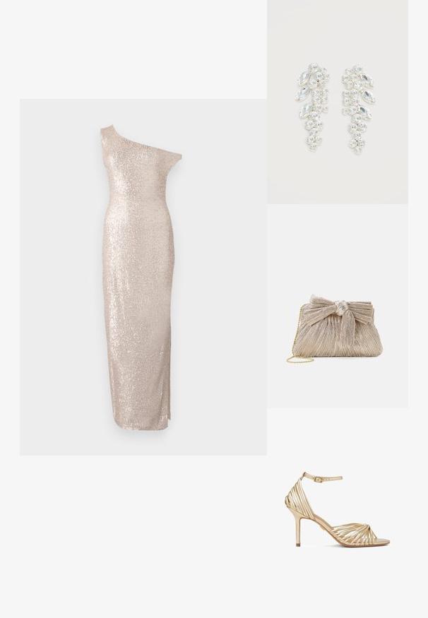 Knie-lange, one-shoulder jurk in lichtbeige met een getailleerd silhouet, voorzien van een paillettenstructuur en een slanke, rechte ontwerp.; Sandal met hoge hakken en bandjes, voorzien van een metallic gouden afwerking, met een enkelbandje, open teen en een kruislings ontwerp aan de voorkant.; Metalen gouden clutch tas van geplooid stof, met een strikdetail aan de bovenkant en een gouden kettingband voor veelzijdigheid en gemakkelijk dragen.; Paar zilverkleurige oorbellen met gegroepeerde heldere facetten kristallen in ronde en marquise vormen op witte achtergrond.