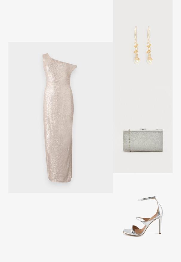 Knælang, one-shoulder kjole i lys beige med en tætsiddende silhuet, der har en paillet-tekstur og et strømlinet, lige design.; Sølv højhælede sandaler med en stroppedesign, metallisk finish, åben tå, justerbar ankelrem og lukket hæl.; Sølvmetallic clutch taske med en struktureret mesh-overflade, rektangulær form og en aftagelig kædestrop. Har en metaliske lås.; Øreringe i guldfarve med lodrette rækker af små krystaller, bladformede detaljer og hængende runde hvide perler.