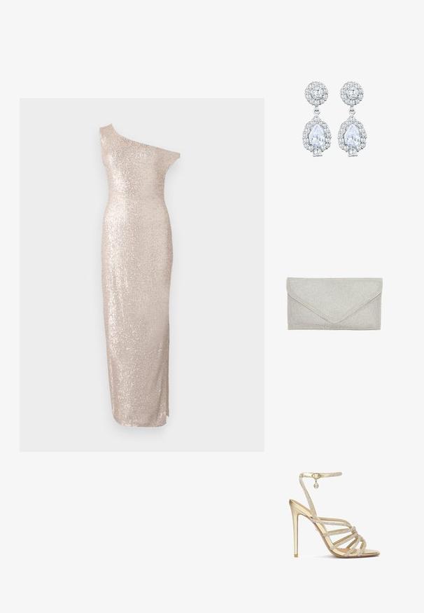 Knælang, one-shoulder kjole i lys beige med en tætsiddende silhuet, der har en paillet-tekstur og et strømlinet, lige design.; Guld højhælede sandaler med flere krystalbesatte stropper og en ankelrem, med en glat metallisk finish og en spids tå.; Sølv clutch taske med en tekstureret overflade af små, skinnende perler. Har en kuvertform og en trekantet flaplukning.; Sølvfarvede øreringe med en rund stud med pavé-indstilling og en pæreformet dråbe omgivet af mindre sten, hvilket fremhæver en funkende effekt.
