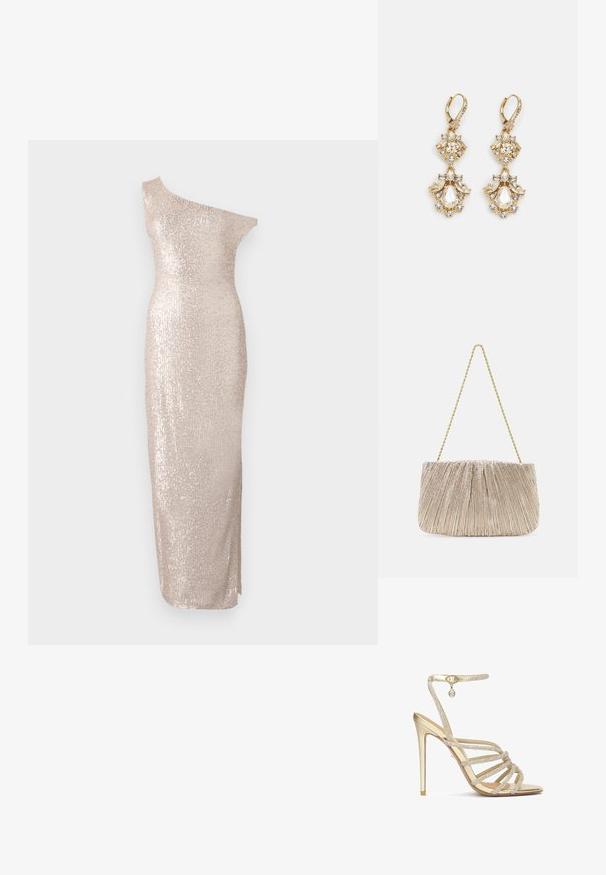 Knælang, one-shoulder kjole i lys beige med en tætsiddende silhuet, der har en paillet-tekstur og et strømlinet, lige design.; Guld højhælede sandaler med flere krystalbesatte stropper og en ankelrem, med en glat metallisk finish og en spids tå.; Plisseret metallic stof håndtaske med en gylden kædestrop, blød rektangulær form, lys beige farve, tekstureret overflade og samlede detaljer.; Guldtonede chandelierøreringe med en klynge-design, der har runde og tårnformede klare krystaller, der fremhæver detaljerne.