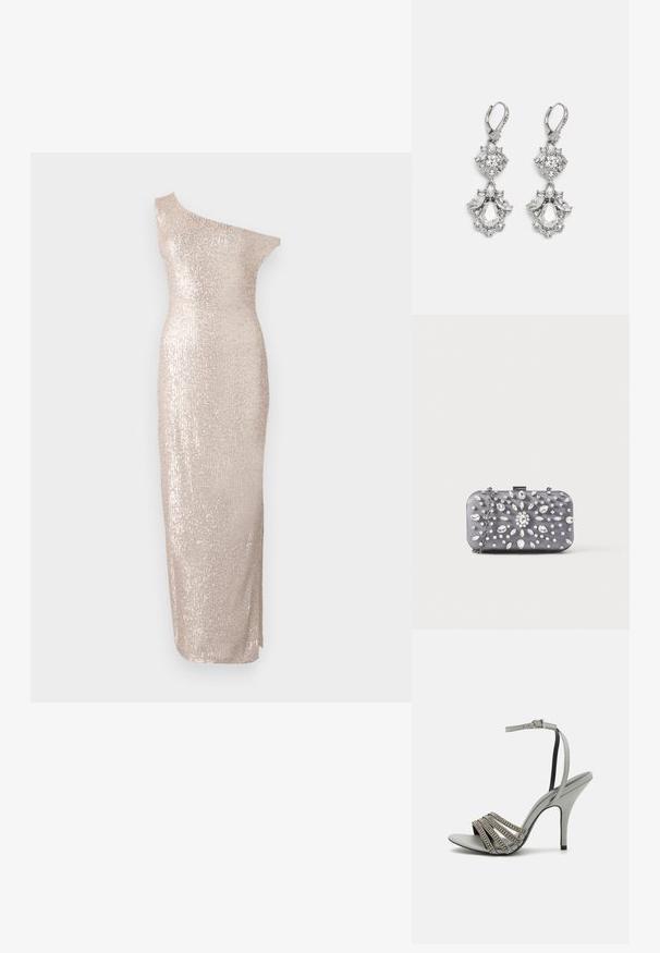 Robe à une épaule, arrivant au genou, de couleur beige clair avec une silhouette ajustée, présentant une texture pailletée et un design lisse et droit.; Sandale à talons hauts grise avec une texture lisse, comportant cinq lanières parallèles ornées de petites pierres décoratives et une fine bride de cheville.; Petit sac pochette rectangulaire gris foncé orné de strass clairs disposés en motif rayonnant, avec une bandoulière chaîne argentée.; Boucles d'oreilles en métal argenté ornées de plusieurs pierres précieuses en cristal transparent en forme de goutte et de marquise, avec des fermoirs à levier et des détails complexes.
