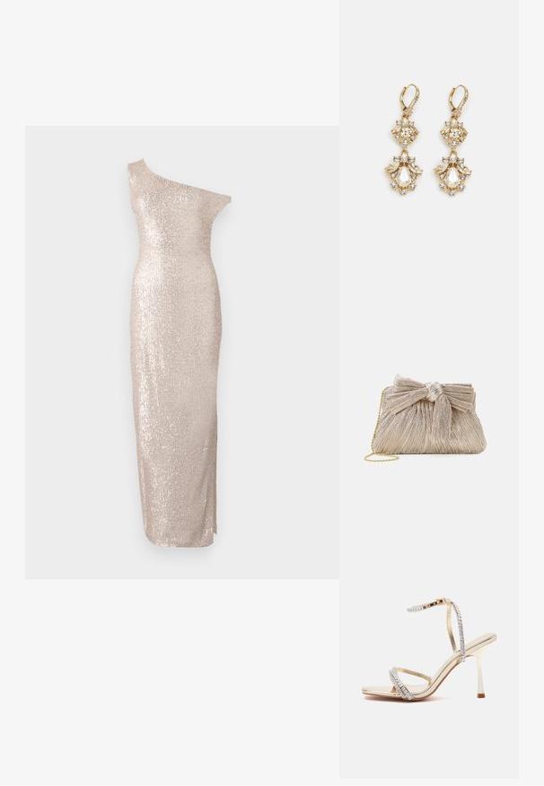 Knælang, one-shoulder kjole i lys beige med en tætsiddende silhuet, der har en paillet-tekstur og et strømlinet, lige design.; Guldfarvet sandal med høje hæle med tynde stropper pyntet med små klare rhinsten og en ankelrem med spændelukning.; Metallic guld clutch taske med plisseret stof, der har en sløjfedetalje øverst og en gylden kædetras for alsidighed og nem bæring.; Guldtonede chandelierøreringe med en klynge-design, der har runde og tårnformede klare krystaller, der fremhæver detaljerne.