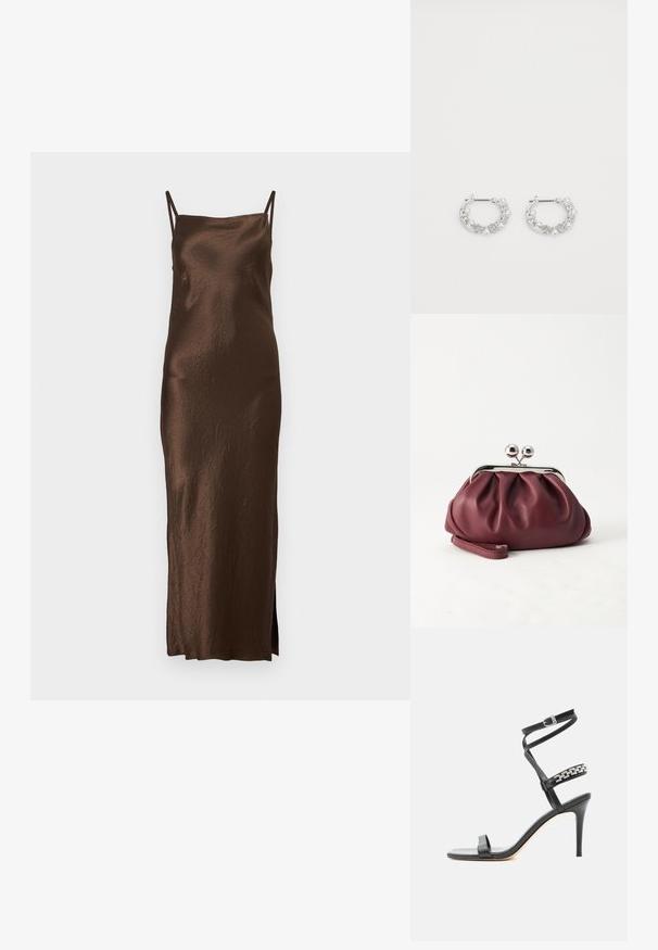 Braunes Satin-Maxikleid mit dünnen, verstellbaren Trägern, taillierter Silhouette und seitlichem Schlitz; verfügt über eine zerknitterte Textur für zusätzlichen Ausdruck.; Schwarze Sandalette mit hohem Absatz, schlankem Knöchelriemen, Mittelriemen verziert mit silbernen Kettengliedern und offenem Zehendesign.; Kleine burgunderrote Lederclutch mit silbernem Metallverschluss und Handgelenksriemen auf weißem Hintergrund.; Silberne Creolen mit Perlen- und Kristallakzenten, ausgestattet mit einer strukturierten Oberfläche und einem sicheren Steckverschluss.