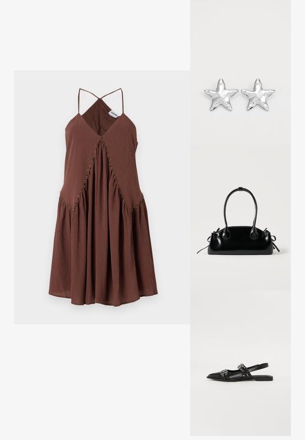 Vestido marrón sin mangas con un escote en V profundo, diseño plisado y detalles decorativos de ojales dorados a lo largo de las costuras. Tejido ligero.; Even&Odd by Zalando Bailarinas con tira trasera - black; Pequeño bolso negro brillante con dos asas largas y detalles de cordón lateral sobre un fondo claro liso.; Pendientes en forma de estrella plateada con una superficie pulida y brillante. Cada pendiente presenta cinco puntas y sutiles detalles de textura en la superficie.